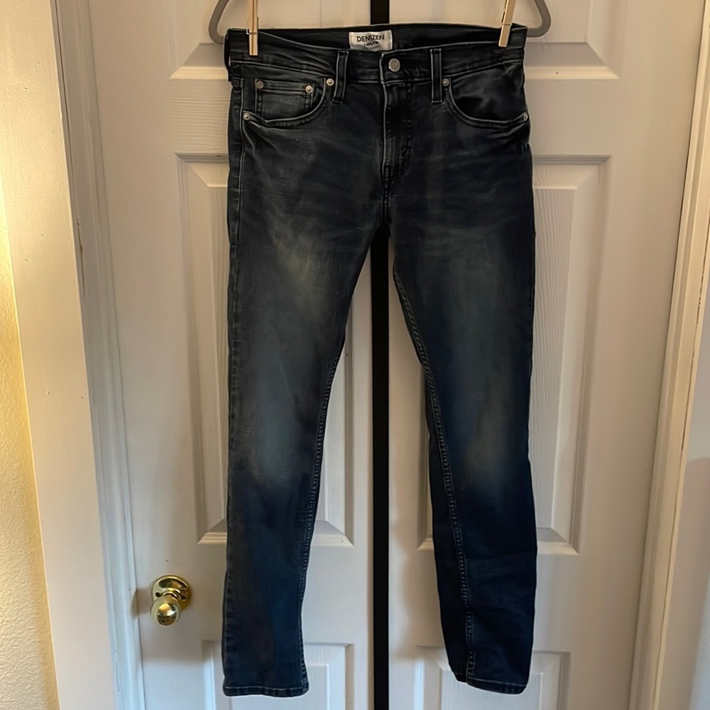 Mens dark blue Denizen Levi’s skinny jeans.